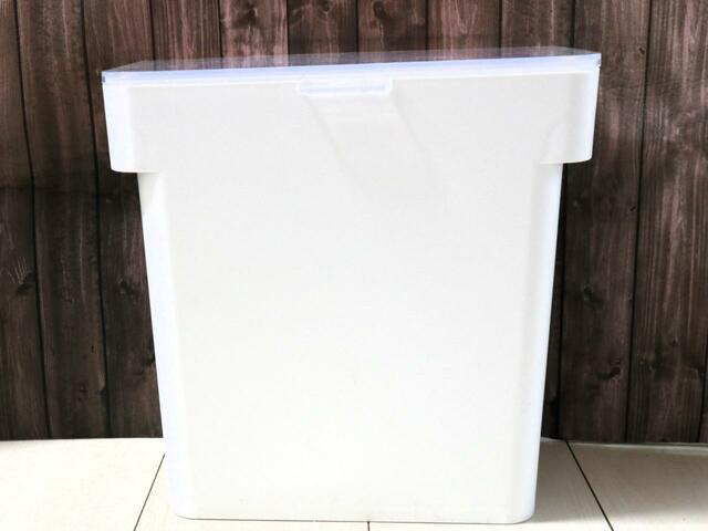 【tower（山崎実業） 密閉袋ごとペットフードストッカー】サイズは幅28×奥行16.5×高さ28.5cm  