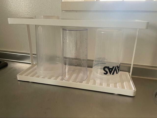 【tower（山崎実業）トレー付きジャグボトル＆グラススタンド 2段】高さのあるものは上のトレーを外して置くことも可能