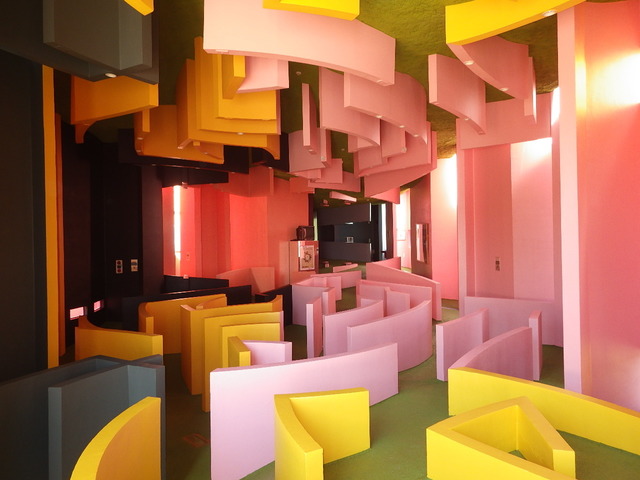 インスタ映えするスポットとして、連日多くの人びとで賑わう「岐阜・養老天命反転地」