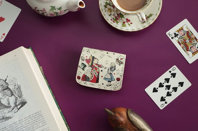 【ミニ財布「不思議の国のアリス ハートの女王」】原作挿絵をデザインした、本革ミニ財布が新登場