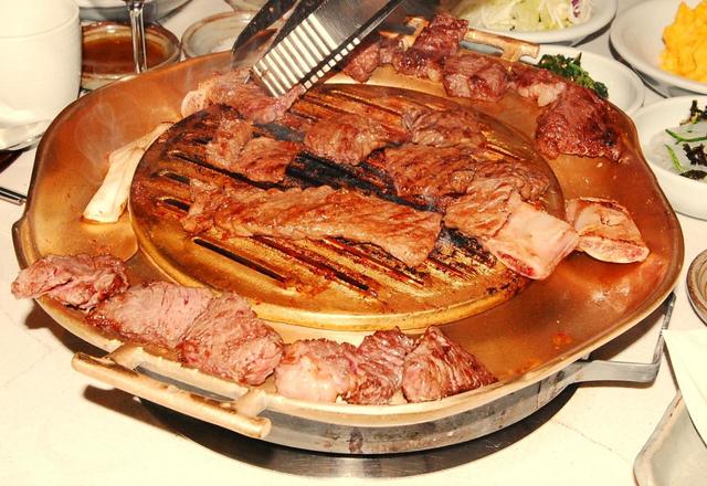 こちらが普通の骨付きカルビ。同じ骨付き肉でもLAカルビとは切り方が違うことがわかる