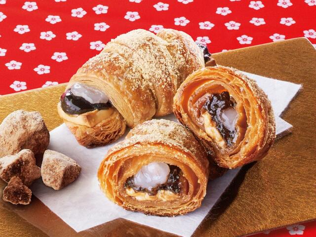 「プレミアムチョコクロ　桔梗信玄餅 ～黒糖入り生地＆黒みつきな粉もち～」＜単品380円（税込）＞【「サンマルクカフェ×桔梗信玄餅」が初コラボ】