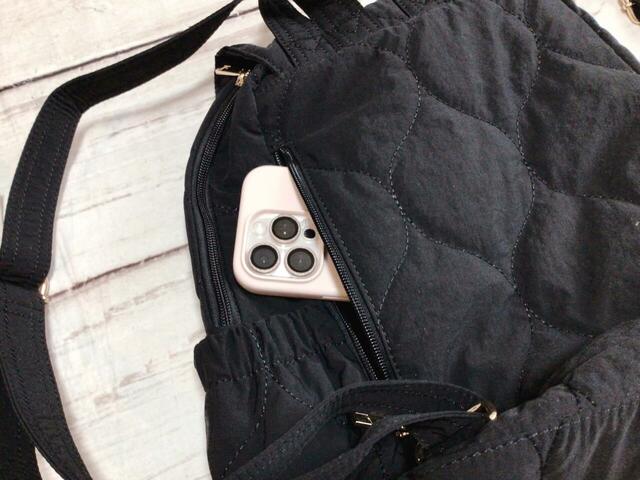 背面のスマートアクセスポケットにはスマホを入れると取り出しやすく便利◎