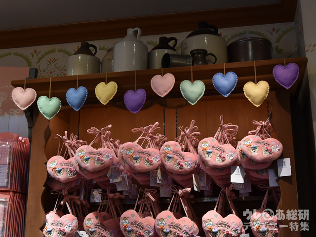 ハートのポーチはステラ・ルーが加わり少し前年よりも大きめに｜東京ディズニーシー「ダッフィーのハートウォーミング・デイズ」2018年