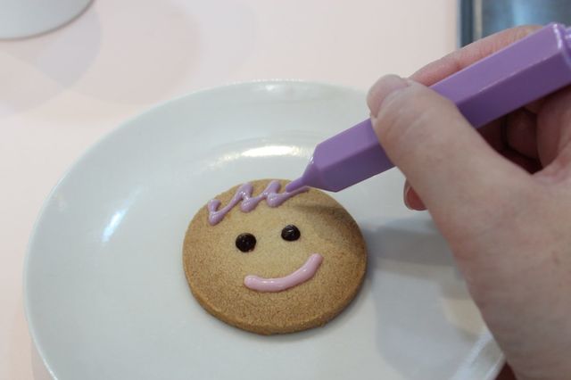 家族や友達の顔を描いても◎