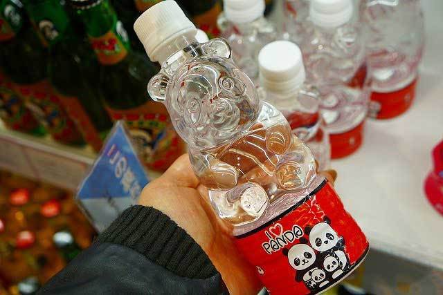 なんと、水のペットボトルまでパンダに！　ボトルウォーターパンダ　378円（横浜博覧館）
