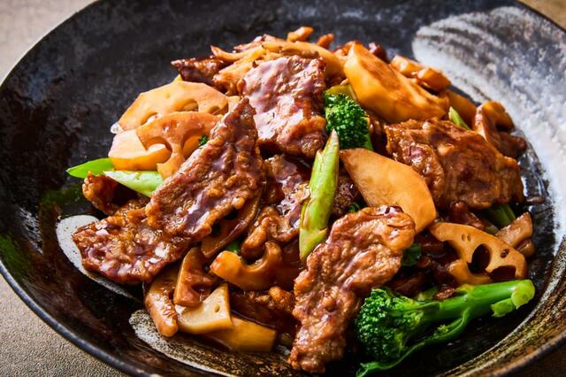 「牛肉と冬野菜のオイスター炒め」<期間:2025年12月1日~12月31日>【揚げたて天麩羅やローストビーフも食べ放題!和・洋・中の豪華メニューが揃う「イヤーエンド スペシャル ビュッフェ」開催】