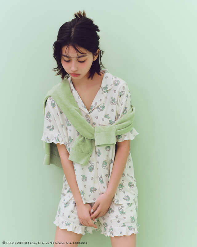 【MY MELODY】総柄開襟シャツ（全3色）各8,580円、【MY MELODY】総柄ショートパンツ（全3色）各6,930円／レーヨンのとろみある肌触りが心地良いアイテム