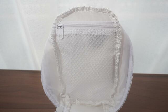 ファスナー付きのメッシュポケット