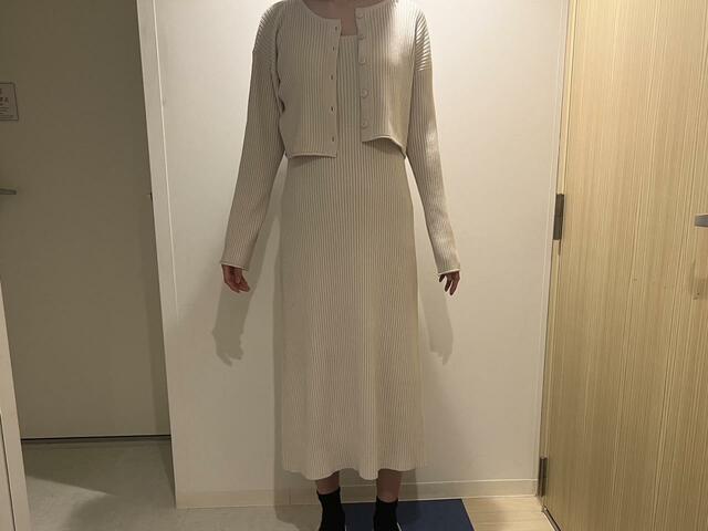 【GU　マルチウェイリブニットワンピース(長袖)】カーディガンのボタンを外すと抜け感を演出できます