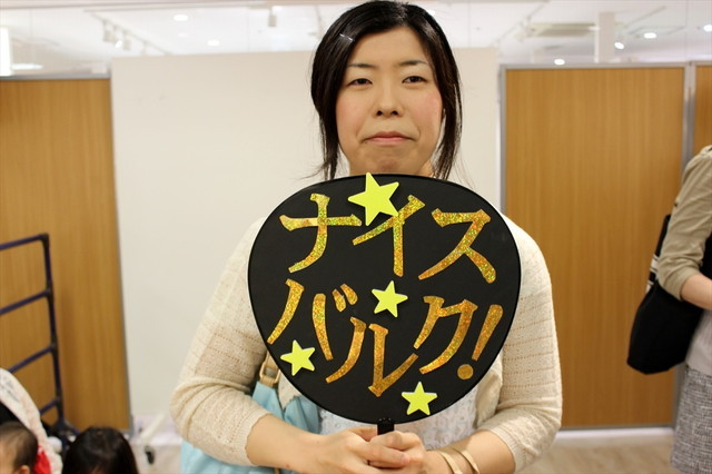 オリジナルうちわを持参した女性。「アイドルのためにうちわを作る日が来るとは思いませんでした!」マッチョ愛にあふれている。