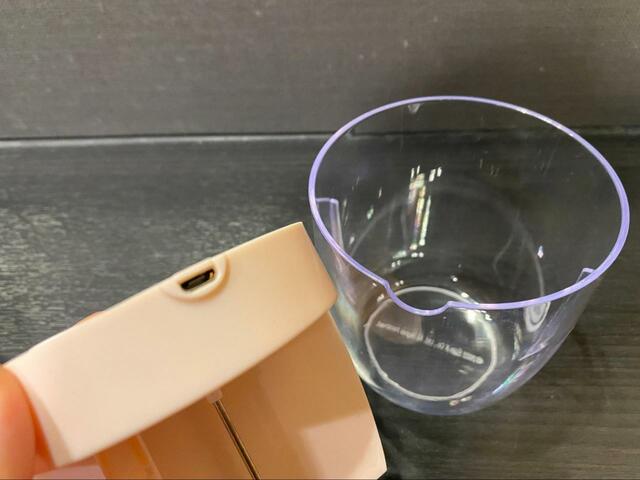 【宝島社　すみっコぐらし ぷかぷか加湿器 しろくまver.】カップに本体をはめ込みます