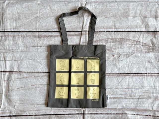 小サイズは（約）縦25.5×横23.5cm