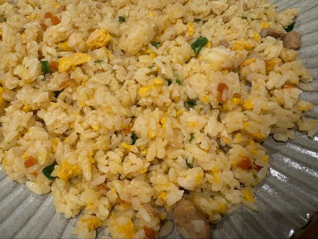 【ロピア どデカ盛り炒飯】加熱後はふっくらツヤツヤの仕上がりです!ごはん粒がしっかり立ち、ベタつきのないパラッと感が特徴です♪