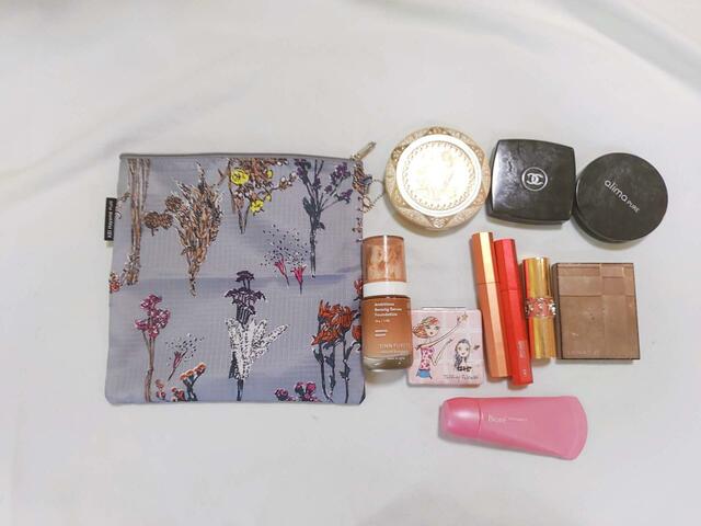 コスメもたくさん入る