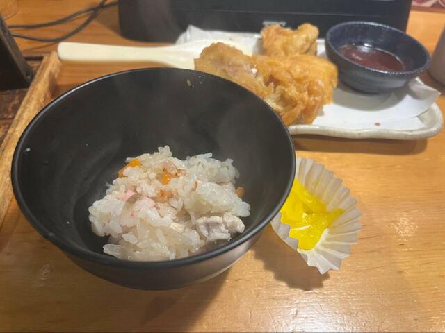 【鳥貴族 とり釜飯】混ぜこんで、サイドのたくあんと一緒に食べると美味しいです