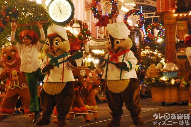 チップとデールは愛らしいお菓子作りのパティシエの衣装で登場です!