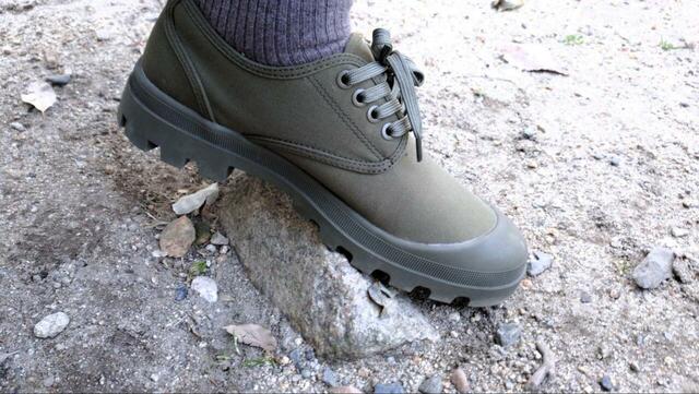 【無印良品　柔らかい中敷を使用した撥水タンクソールシューズ】頑丈な作りなので、夏場はやや暑く感じるかも。肌寒い季節のほうが快適に履ける印象です