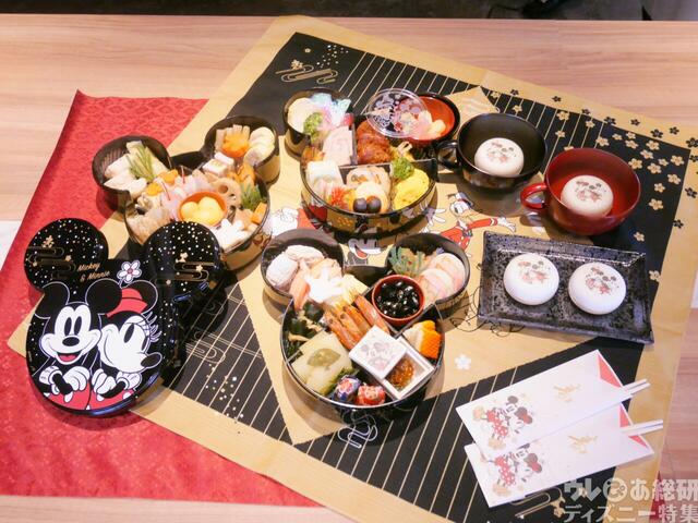 おせち・三段重「ミッキー&ミニー」｜27,900 円(税込)