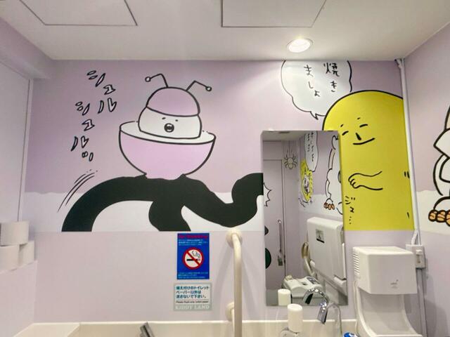 見どころポイント3：お手洗いの中に足を一歩踏み入れると…ちいかわたちの平和を脅やかす危険な生き物たちが勢揃い！