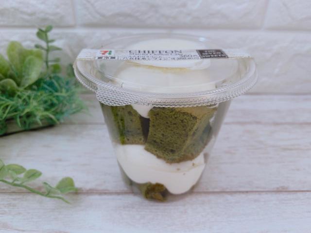 【セブン ふんわりクリーム 八女抹茶シフォン】ぎっしり入ったシフォンとたっぷりのクリーム
