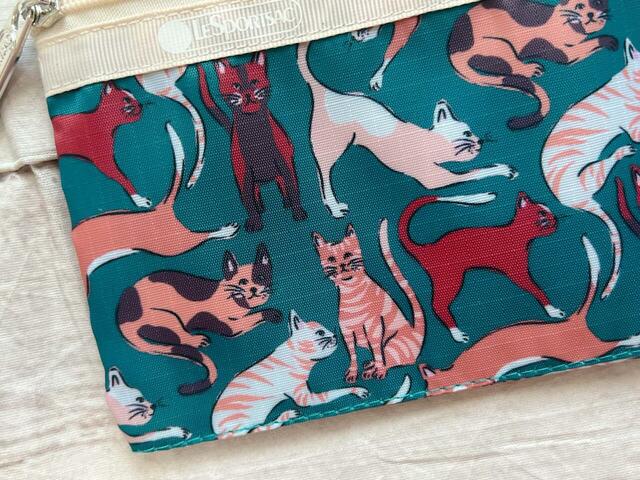 さまざまな種類、ポーズの猫たちがかわいすぎ…！