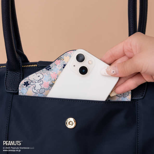 【サマンサタバサ「スヌーピー」コレクション】正面の薄マチポケットは、スマホなどの収納に便利