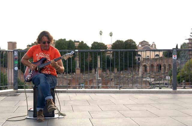 ローマで見つけたストリート・ギタリスト。ジョン・レノンを意識したスタイルで、選曲はもちろん「イエスタデイ」