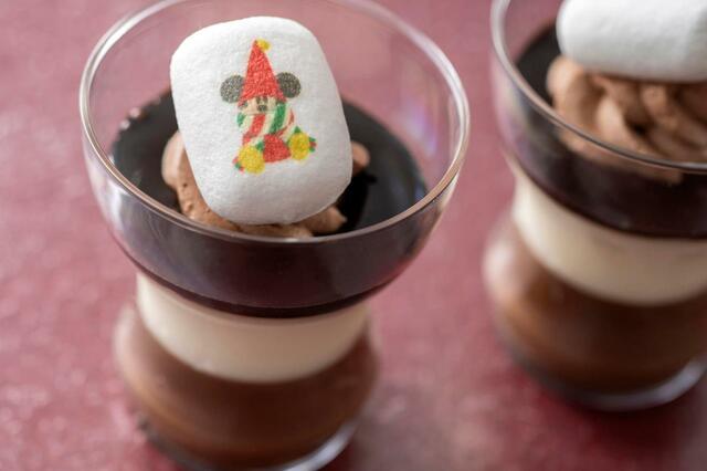 コーヒー＆チョコムース 550円｜「ディズニー・クリスマス」スペシャルメニュー｜東京ディズニーリゾート40周年“ドリームゴーラウンド”｜販売店舗：東京ディズニーランド「トゥモローランド・テラス」「スウィートハート・カフェ」、東京ディズニーシー「ニューヨーク・デリ」「ザンビーニ・ブラザーズ・リストランテ」｜販売期間：2023年11月1日（水）〜12月25日（月）