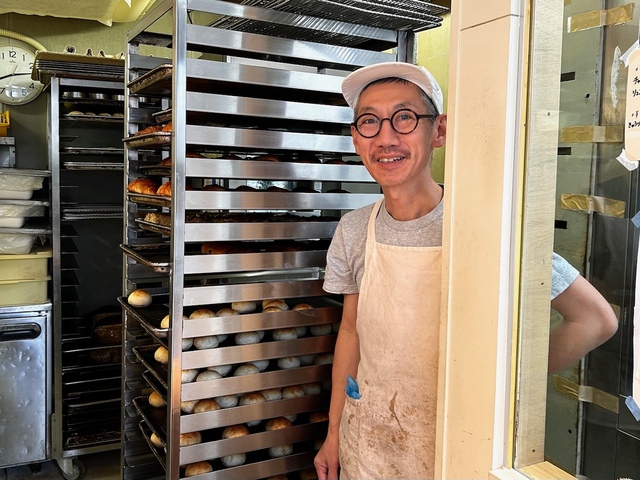 【カタネカフェ】カタネベーカリーのオーナーシェフ、片根大輔さん。忙しい時間帯なのに挨拶に来てくださいました