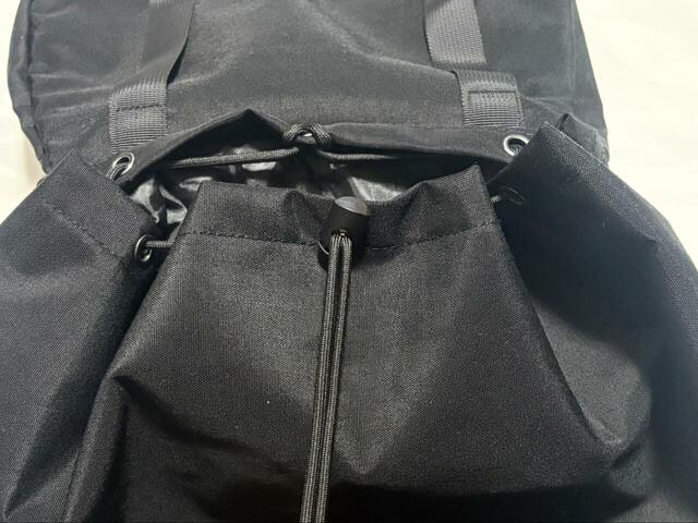 【ワークマン 汚れが落ちやすいカジュアルデイバッグ】メイン収納の開口部はドローコードで絞る仕様です