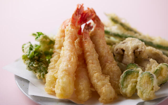 「大海老・茸・野菜の天麩羅」<期間:2026年3月1日〜4月30日>【浅草で多彩なメニューをブッフェで楽しむ!「牛ロースのグリル」や「ラム肉のグリル」などの約100種の料理が食べ放題!】