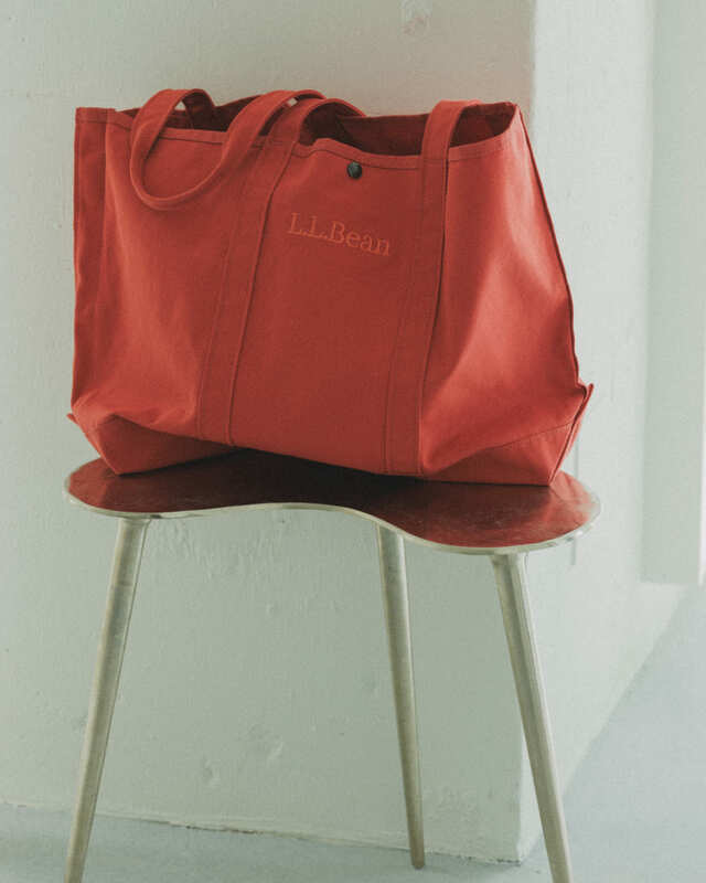 【L.L.Bean for SALON「グローサリー・トート＆チャームポーチ」】バッグのサイズは、上部の幅が60cm、下部の幅が45cm、高さが37cm、マチが16cm。価格は税込7,920円。