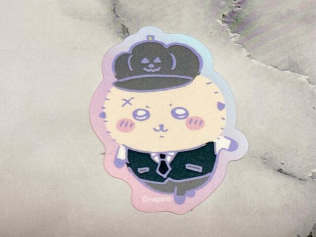 【ちいかわ ダイカットステッカー】4個目は「ラッコ(ハロウィン)」。モモンガを乗車拒否した、運転手に扮したラッコ先生も登場です!