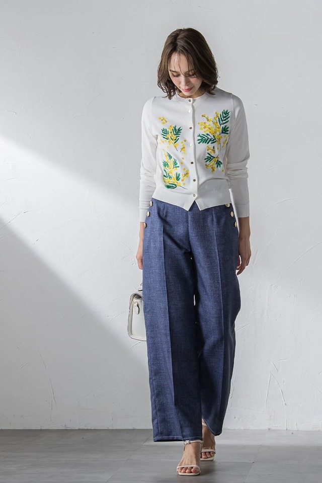 【ビアッジョブルー「Mimosa Embroidery Cardigan」】オリジナルデザインの繊細な刺繍を施した高級感溢れるアイテム