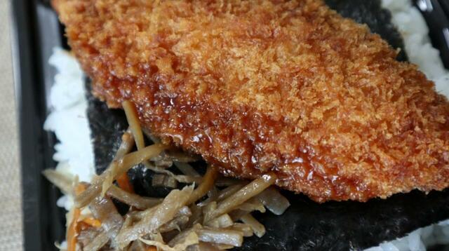 【トライアル  特選のり弁当】白身魚フライには、あらかじめソースがかけてあるのでかける手間なし＆個人的にはきんぴぴらがお気に入りです 