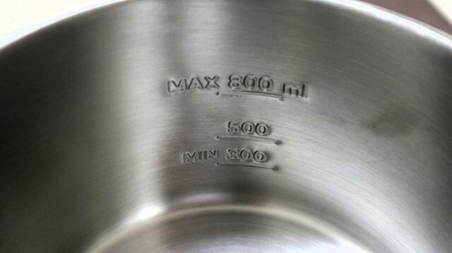 【ニトリ 1台3役の電気ケトルポット】内側は300、500、800mlの目盛りがあり、計量カップがなくても使えます