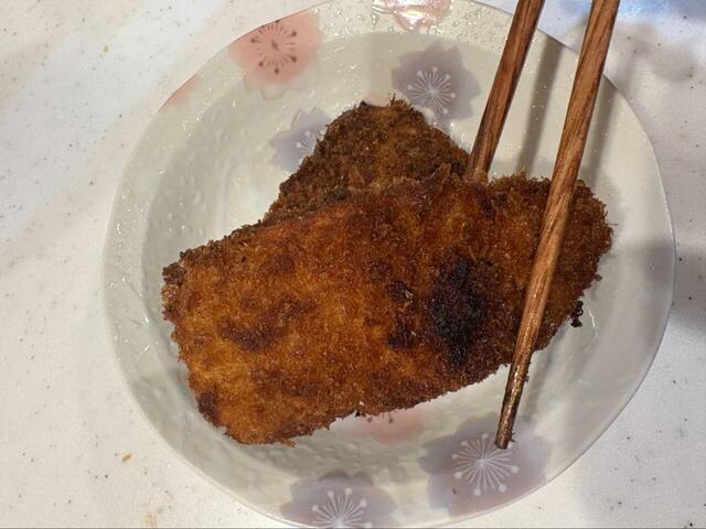 【コストコ AJIFLUFFY アジフライ】お皿に盛るだけで立派なおかずに。見た目のボリューム感もあって、食卓に出すと家族から歓声が上がりました◎