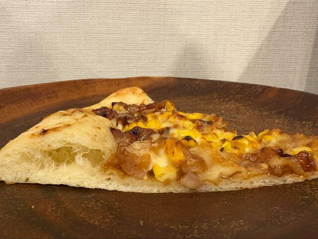 【ロピア テリヤキチキンピザ】断面から伝わるふっくら生地！もちっとした食感がクセになる、ごちそう感あるピザです♪