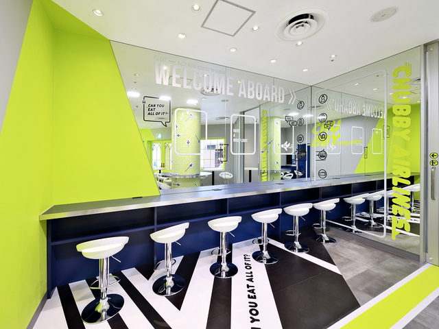 身だしなみ確認もできる大きなミラーが特徴の座席