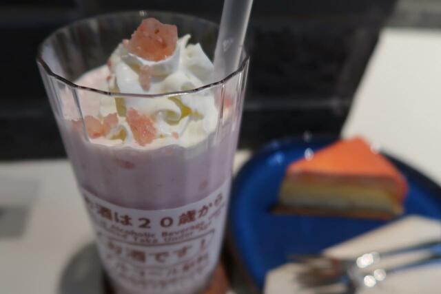 サザコーヒー　東京アマレットいちごシェイクとレインボーミルクレープ