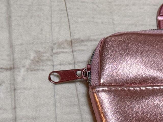 ファスナーで開閉する仕様