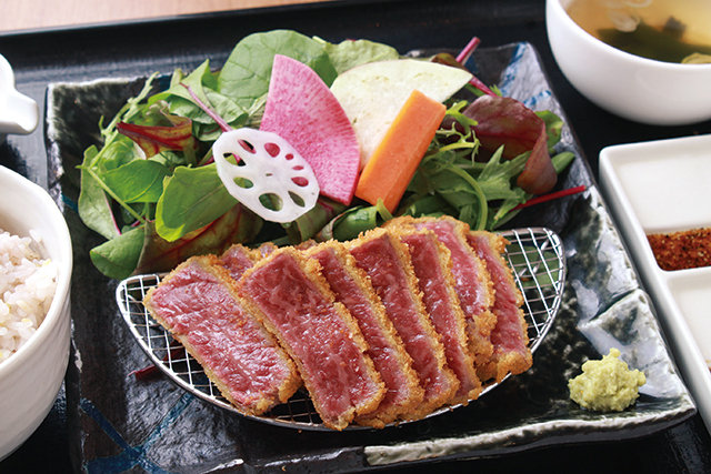 セット「な」霜降り黒毛和牛（ライス・スープ・季節のサラダ付）1814円｜牛かつ あおな 御徒町本店