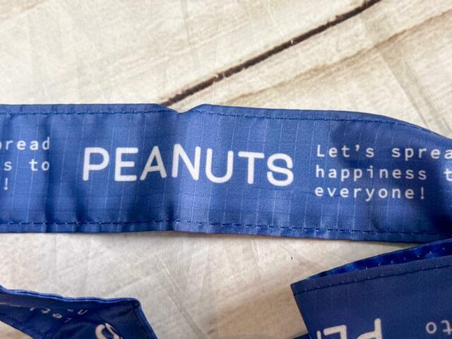持ち手には「PEANUTS」などのロゴプリント入り