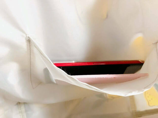 内ポケットにはスマホや定期入れ、キーケースなどが入りました【カルディオリジナル「お酒」レモンバッグ：価格1,950円（税込）】