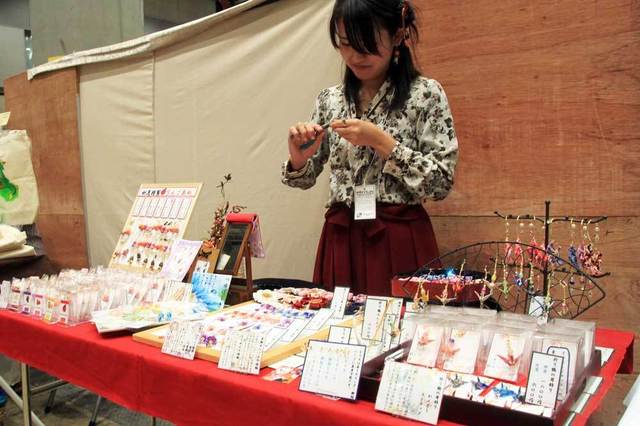 「洋裁工房 妖花」のブース。和をモチーフにした作品を展示しています。