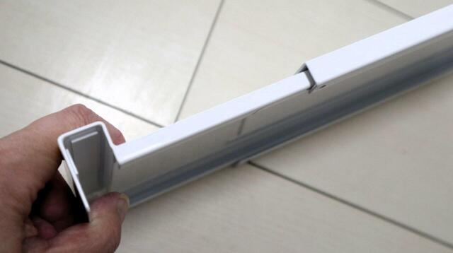 【山崎実業 tower 伸縮キッチン引き出し中ラック ワイド】左右に分かれているラックを中央で溝にはめこめば、あとは引き出しのサイドバーにひっかけるだけ！工具は不要です