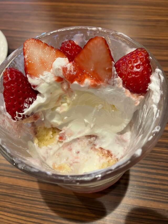 個人的にジョッキパフェの場合、このようにジョッキの半分側を残しながら食べるのが好き。【びっくりドンキーのジョッキパフェ】