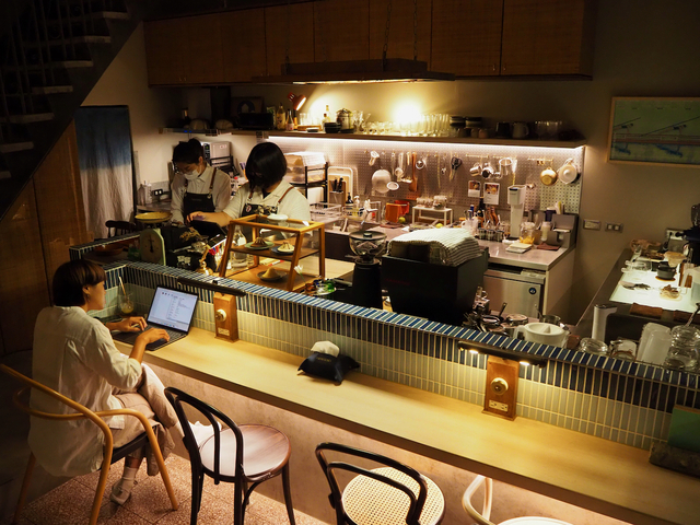 【台湾食べ歩きの旅#13】「House of Takao Ginza」１階のカフェ。従業員の平均年齢は若く、みな日本語や英語が堪能。入り口よりも一段低くなったカフェエリアは、日本の銭湯の浴槽をイメージしてデザインしたもの