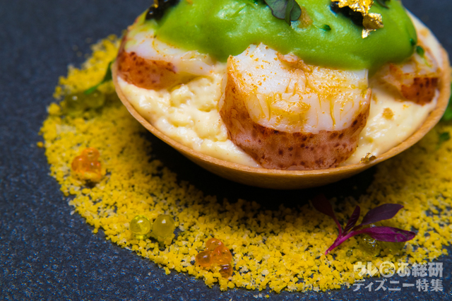 ブスターとブロッコリーのエスプーマのタルト　マスの卵を添えて｜“クリスマス・ファンタジー”スペシャルディナー エメラルド 15,000円｜ディズニーアンバサダーホテル「エンパイア・グリル」